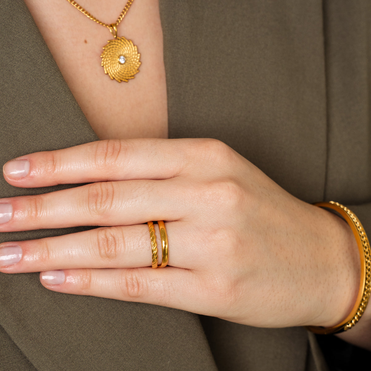 Anillo de oro ajustable apilable