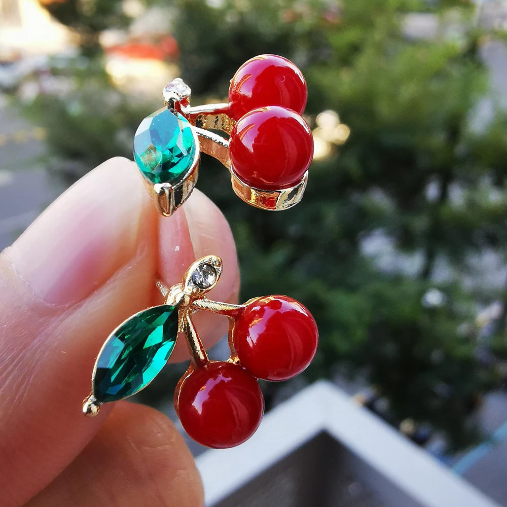 Dos pendientes colgantes de cereza frescos y lindos con joyería de cristal verde brillante añaden brillo deslumbrante a la diosa