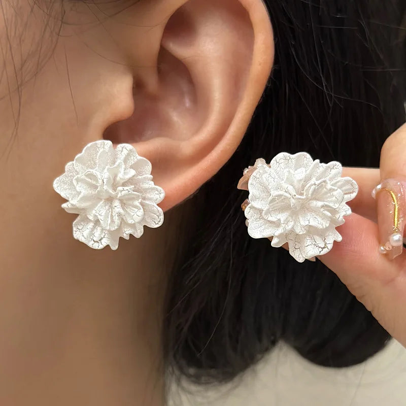 Pendientes de tuerca de flor blanca y roja para mujer, aretes grandes de pétalos plegables acrílicos a la moda, joyería dulce para fiesta de boda, regalo para niña