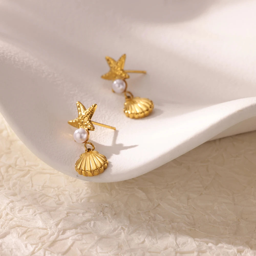 Exquisitos pendientes de estrella de mar de concha para mujer, pendientes de gota chapados en oro con perlas de imitación, joyería de acero inoxidable para fiesta 2025