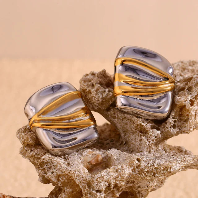 Pendientes geométricos de oro