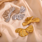 Elegantes pendientes de pétalos