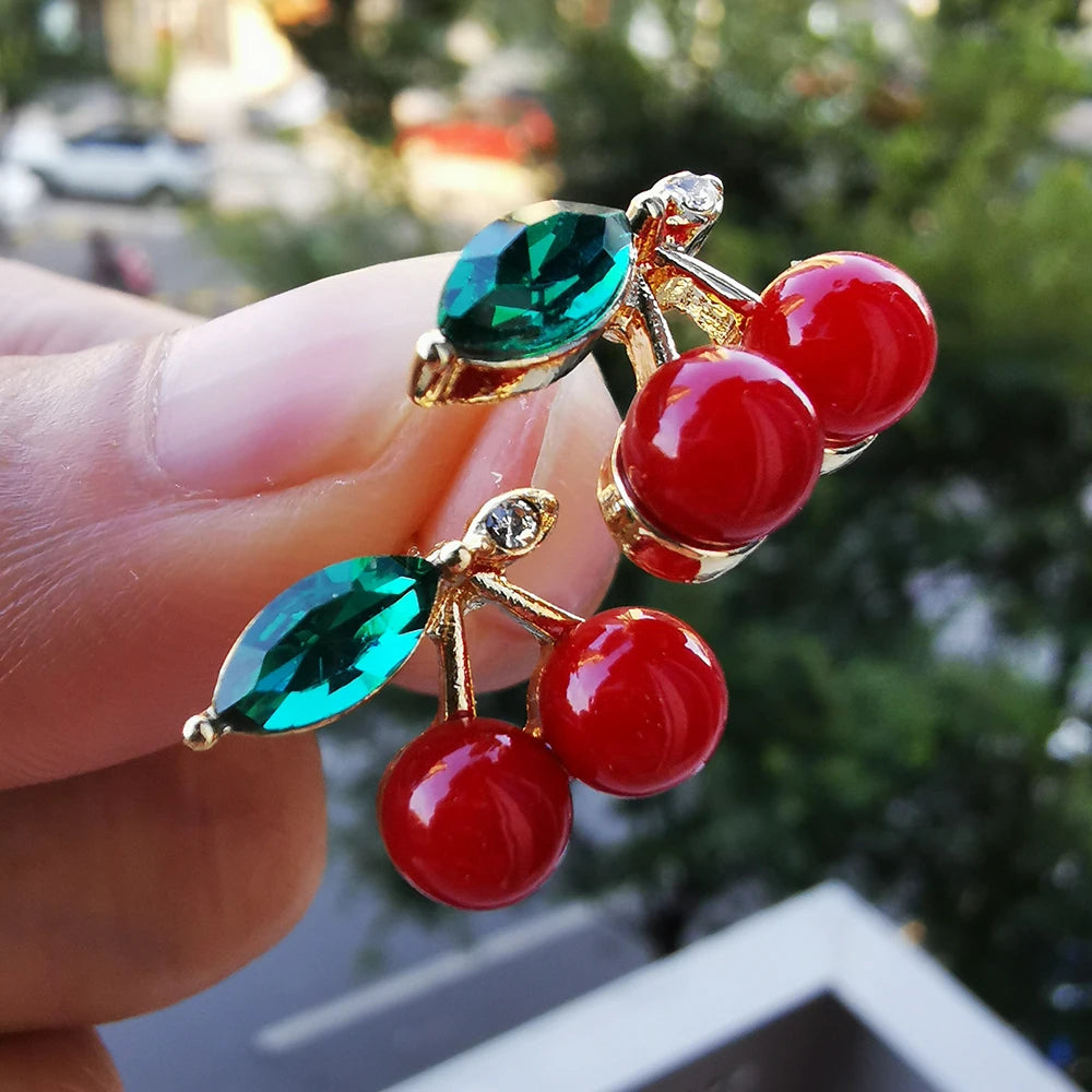 Dos pendientes colgantes de cereza frescos y lindos con joyería de cristal verde brillante añaden brillo deslumbrante a la diosa