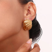 Pendientes de botón elegantes