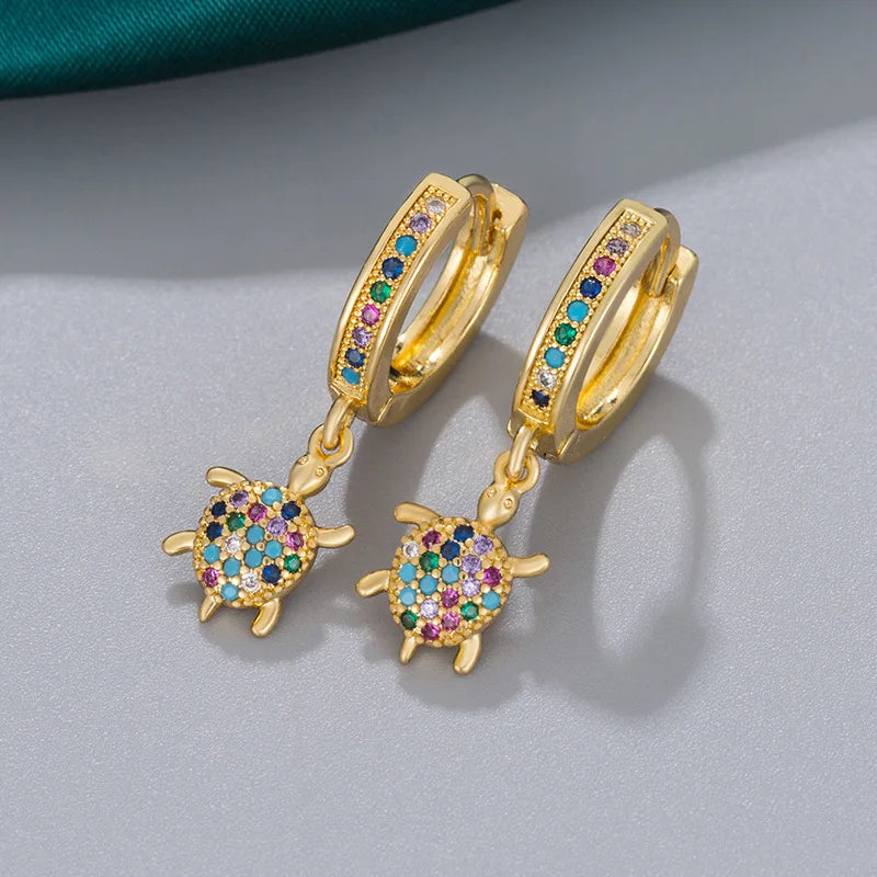 Pendiente de aro de tortuga pequeña para mujer, aretes de animales de circón Multicolor de cristal de arcoíris, joyería oceánica de Color dorado
