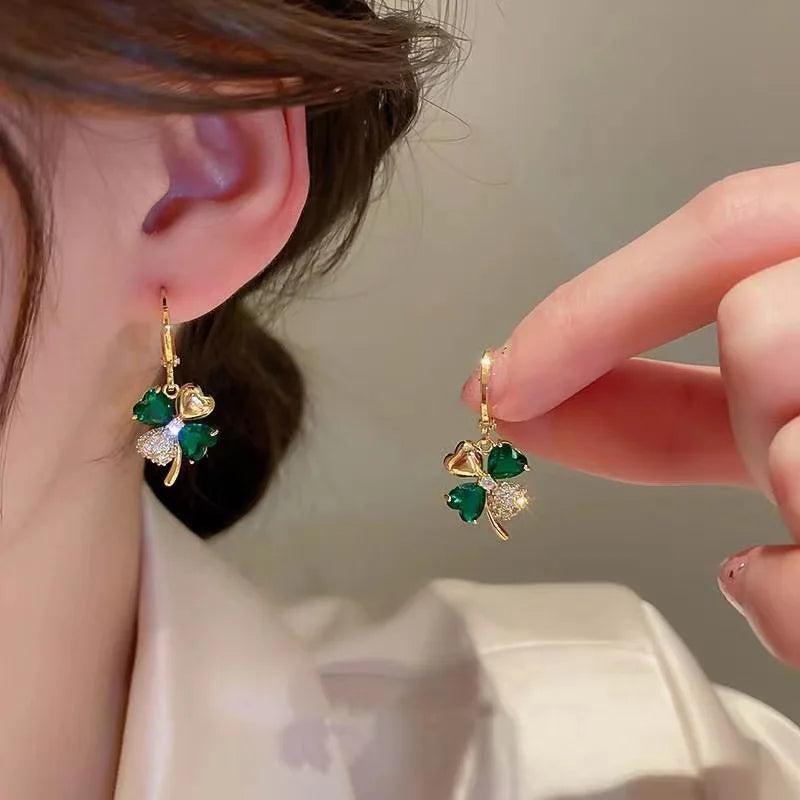 Pendientes colgantes de trébol ligeros de lujo para mujer, aretes elegantes de Metal de cristal de circón brillante, joyería fina de moda 2024