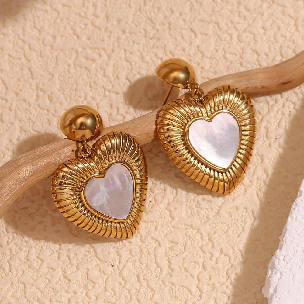 E.B.belle Pendientes con colgante de corazón radiante de concha, resistente al agua, decoración chapada en oro de 18 quilates, joyería de acero inoxidable 316L