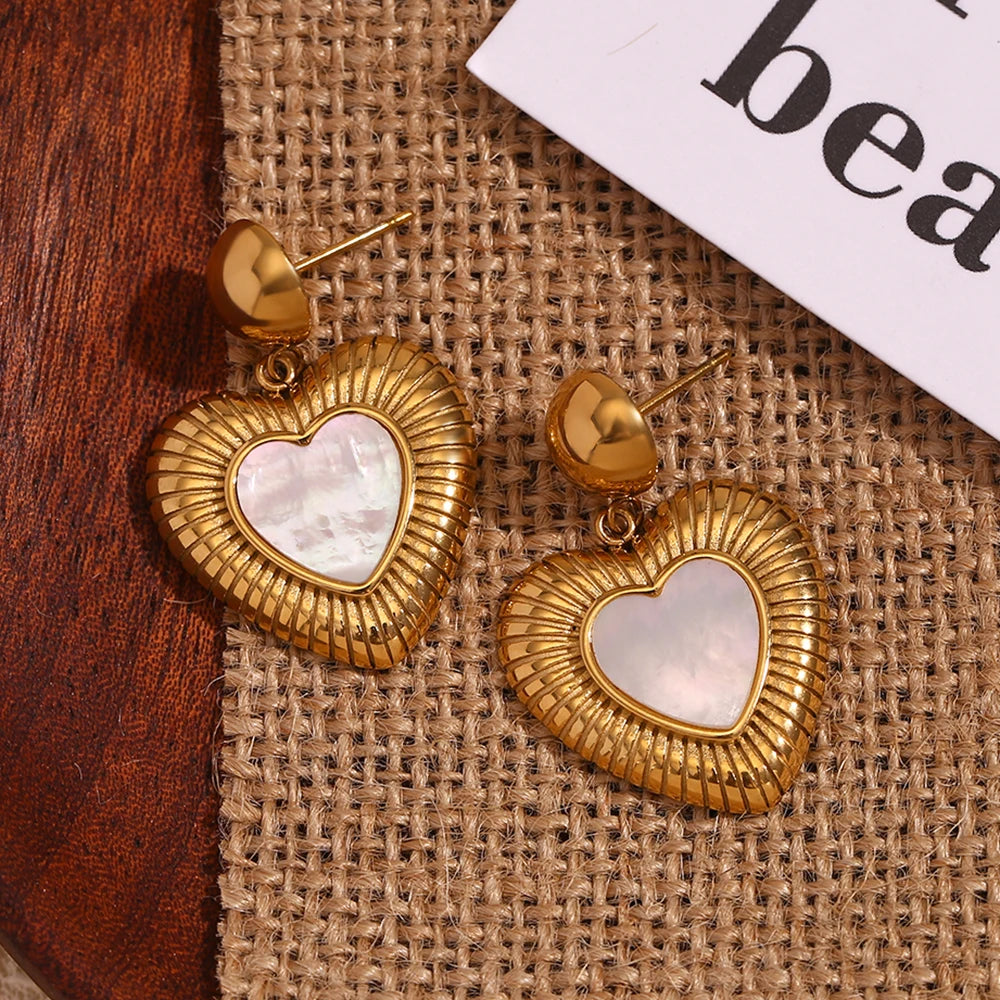 E.B.belle Pendientes con colgante de corazón radiante de concha, resistente al agua, decoración chapada en oro de 18 quilates, joyería de acero inoxidable 316L