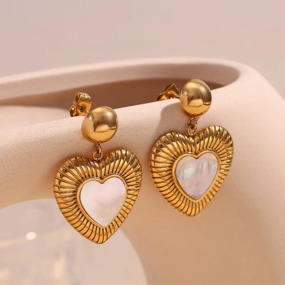 E.B.belle Pendientes con colgante de corazón radiante de concha, resistente al agua, decoración chapada en oro de 18 quilates, joyería de acero inoxidable 316L