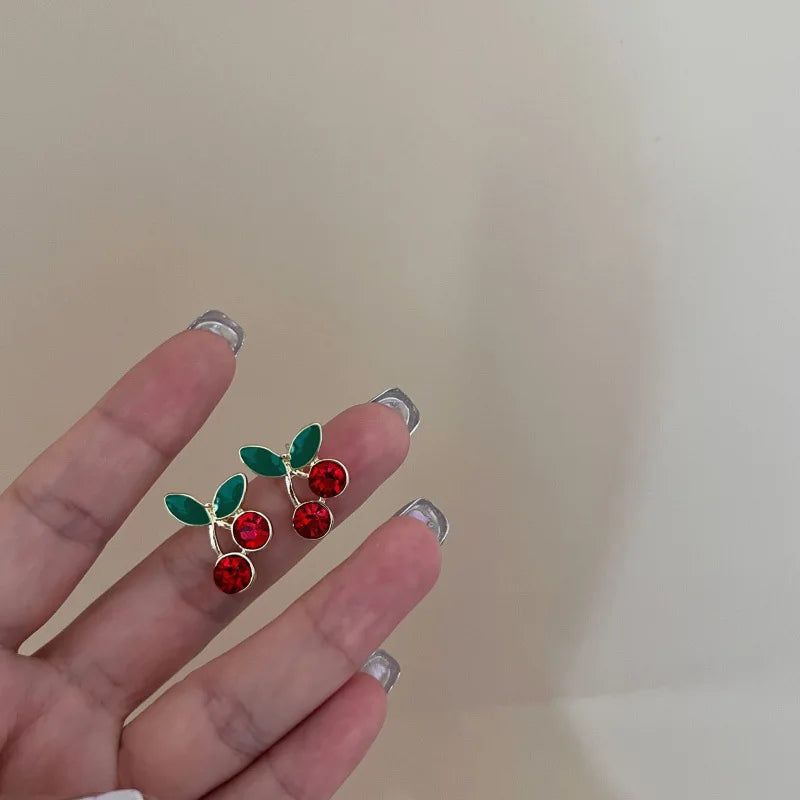 Pendientes de tuerca de cereza roja con diamantes de imitación para mujer, aretes pequeños y frescos, aretes de fruta dulce, temperamento, regalos de joyería de fiesta avanzados
