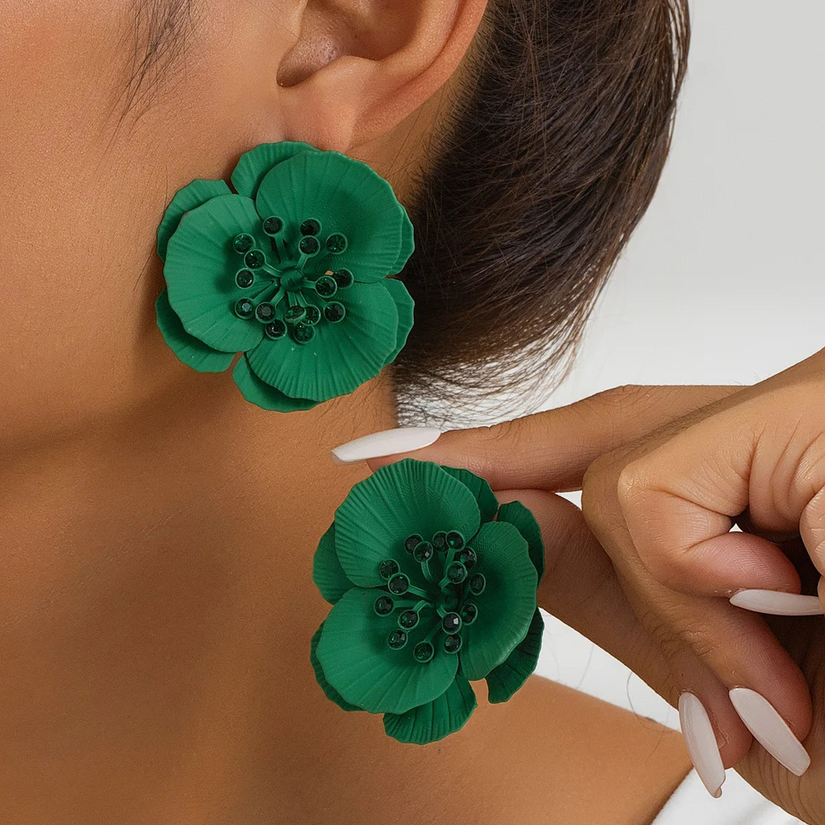 Pendientes de tuerca para mujer, pendientes de flores grandes exagerados, pintura en aerosol de Metal, accesorios florales mate para las orejas, joyería de moda DE171