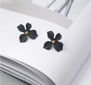 Pendientes de plata S925 con aguja para personas mayores, pétalos rojos, temperamento rojo, bonitos pendientes de flores pequeñas, joyería femenina, joyería de moda