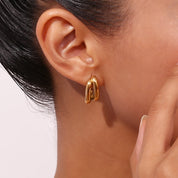 E.B.belle Pendientes simples con forma de plátano de doble capa, sin deslustre, regalo de acero inoxidable 316L, pendientes chapados en oro de 18 quilates para mujer