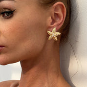 KunJoe, pendientes de tuerca de estrella de mar simulada de Color dorado a la moda para mujer, exquisito pendiente de estrella pequeña, joyería diaria de playa de verano