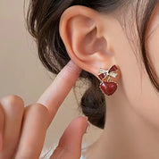 Pendientes de temperamento de nuevo estilo a la moda, pendientes de perlas de circón con forma de corazón de melocotón y lazo rojo vino, pendientes versátiles y exquisitos 2024