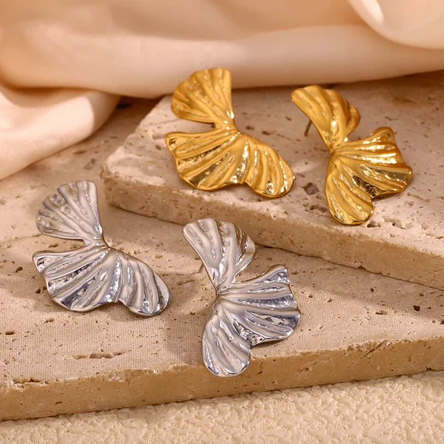 Elegantes pendientes de pétalos