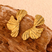 Elegantes pendientes de pétalos