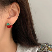Dos pendientes colgantes de cereza frescos y lindos con joyería de cristal verde brillante añaden brillo deslumbrante a la diosa