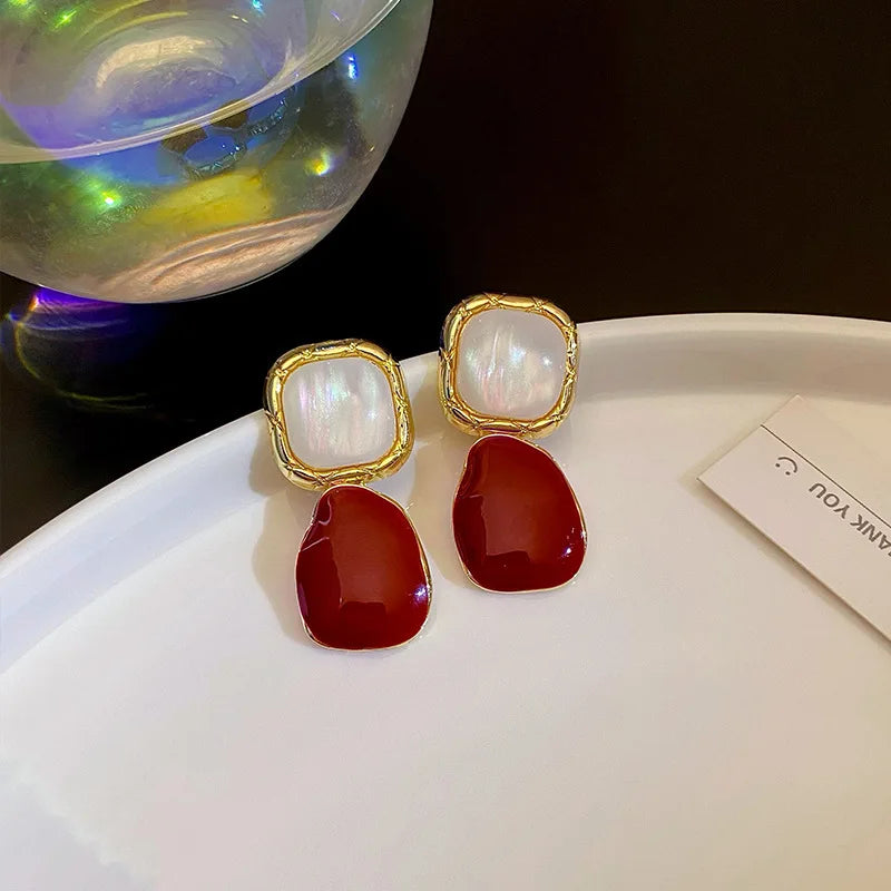 Pendientes franceses Retro elegantes con forma de gota de agua, color rojo vino, pendientes pequeños con cara para mujer, joyería de regalo de Navidad, colgantes al por mayor