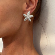 KunJoe, pendientes de tuerca de estrella de mar simulada de Color dorado a la moda para mujer, exquisito pendiente de estrella pequeña, joyería diaria de playa de verano