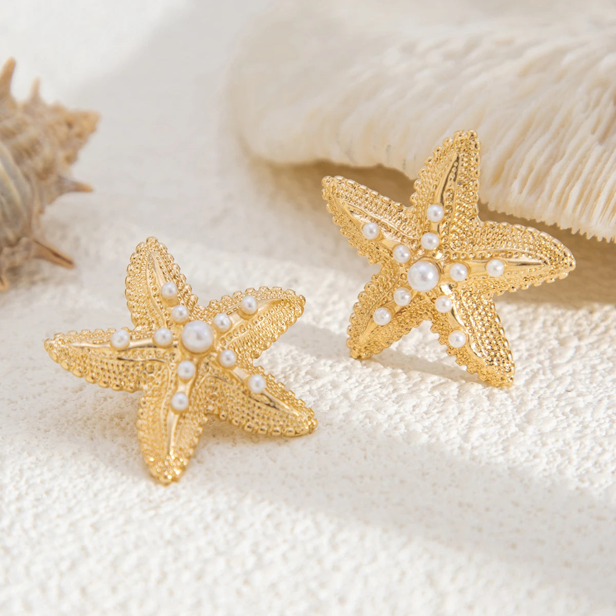 KunJoe, pendientes de tuerca de estrella de mar simulada de Color dorado a la moda para mujer, exquisito pendiente de estrella pequeña, joyería diaria de playa de verano
