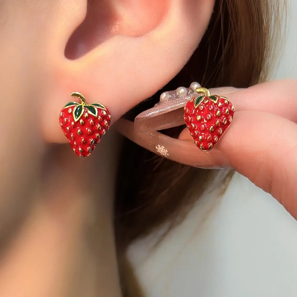 Pendientes pequeños con diseño de fresas esmaltadas de color rojo para mujeres y niñas, accesorios de joyería de frutas con abalorio de moda coreana, regalos