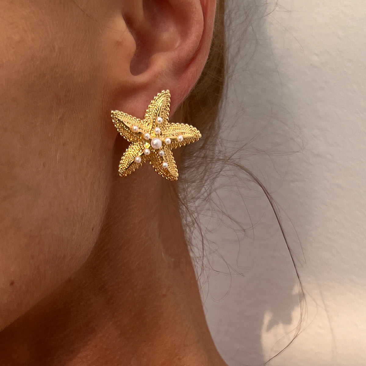 KunJoe, pendientes de tuerca de estrella de mar simulada de Color dorado a la moda para mujer, exquisito pendiente de estrella pequeña, joyería diaria de playa de verano