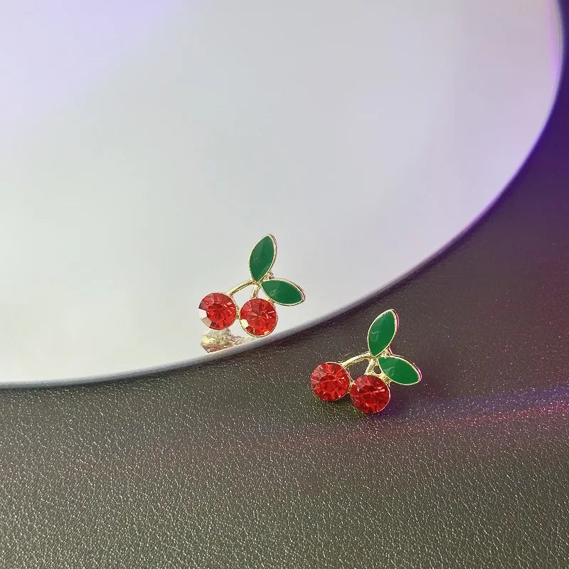 Pendientes de tuerca de cereza roja con diamantes de imitación para mujer, aretes pequeños y frescos, aretes de fruta dulce, temperamento, regalos de joyería de fiesta avanzados