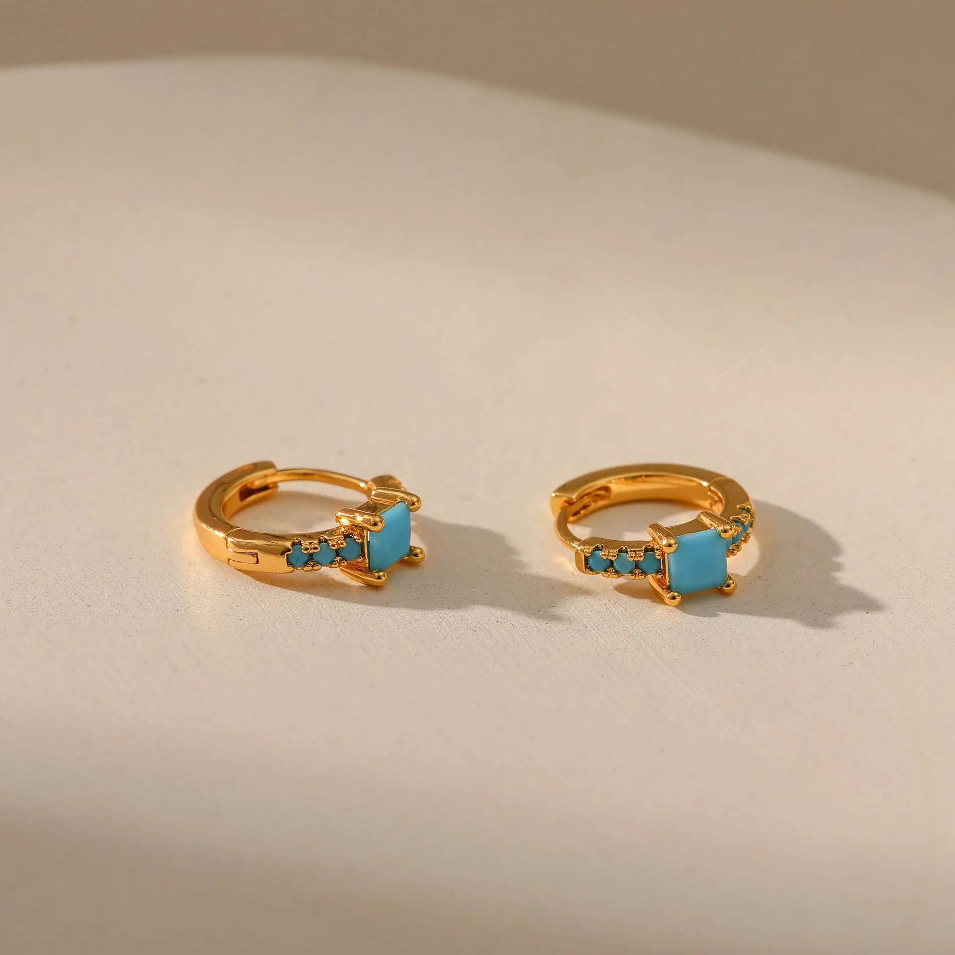 Pendientes de aro de turquesa con incrustaciones de círculo pequeño chapado en oro de 18 quilates para mujer, abalorio impermeable, regalo de fiesta, joyería de tendencia diaria