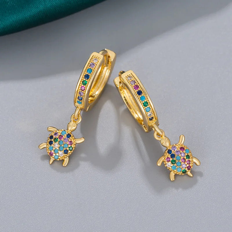 Pendiente de aro de tortuga pequeña para mujer, aretes de animales de circón Multicolor de cristal de arcoíris, joyería oceánica de Color dorado