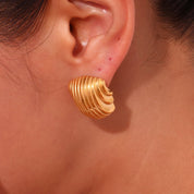 Pendientes geométricos dorados