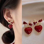 Pendientes de temperamento de nuevo estilo a la moda, pendientes de perlas de circón con forma de corazón de melocotón y lazo rojo vino, pendientes versátiles y exquisitos 2024