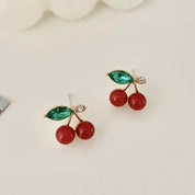 Dos pendientes colgantes de cereza frescos y lindos con joyería de cristal verde brillante añaden brillo deslumbrante a la diosa