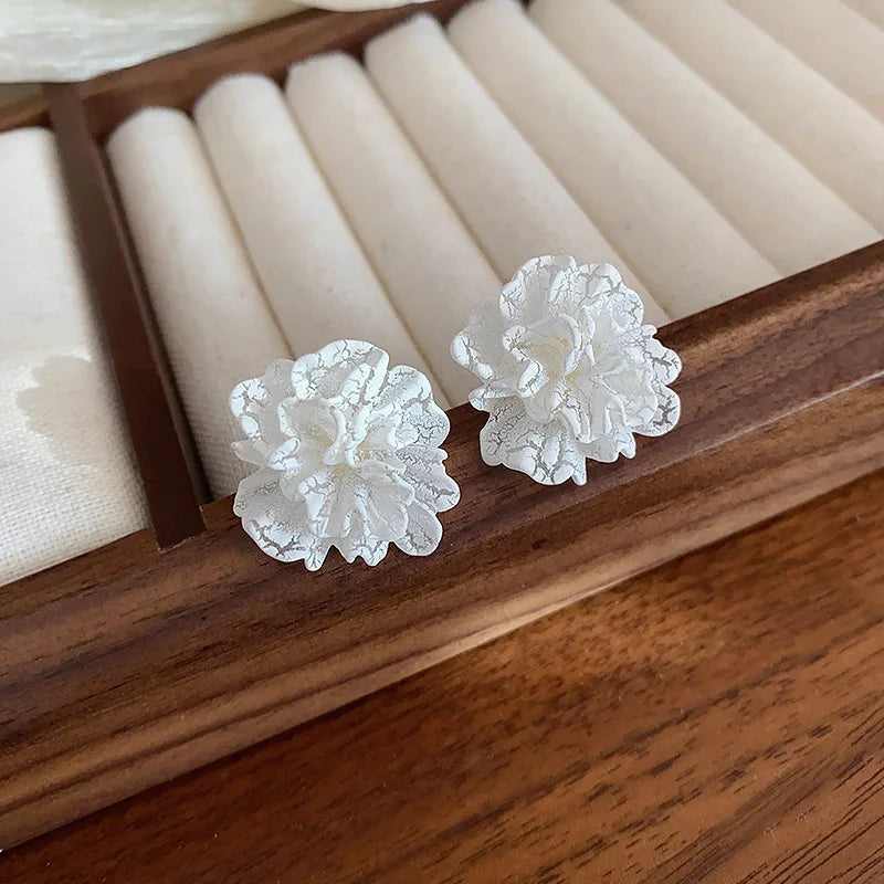 Pendientes de tuerca de flor blanca y roja para mujer, aretes grandes de pétalos plegables acrílicos a la moda, joyería dulce para fiesta de boda, regalo para niña