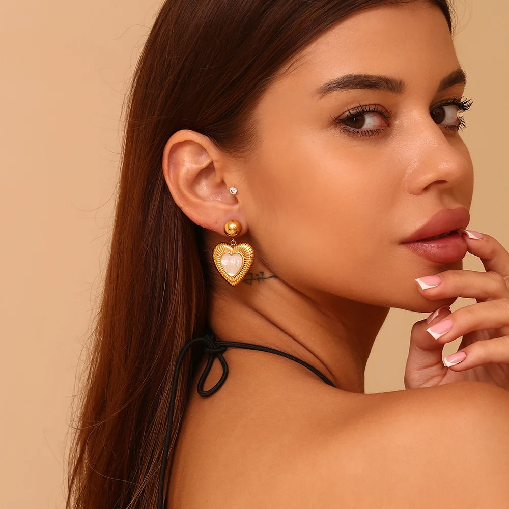 E.B.belle Pendientes con colgante de corazón radiante de concha, resistente al agua, decoración chapada en oro de 18 quilates, joyería de acero inoxidable 316L
