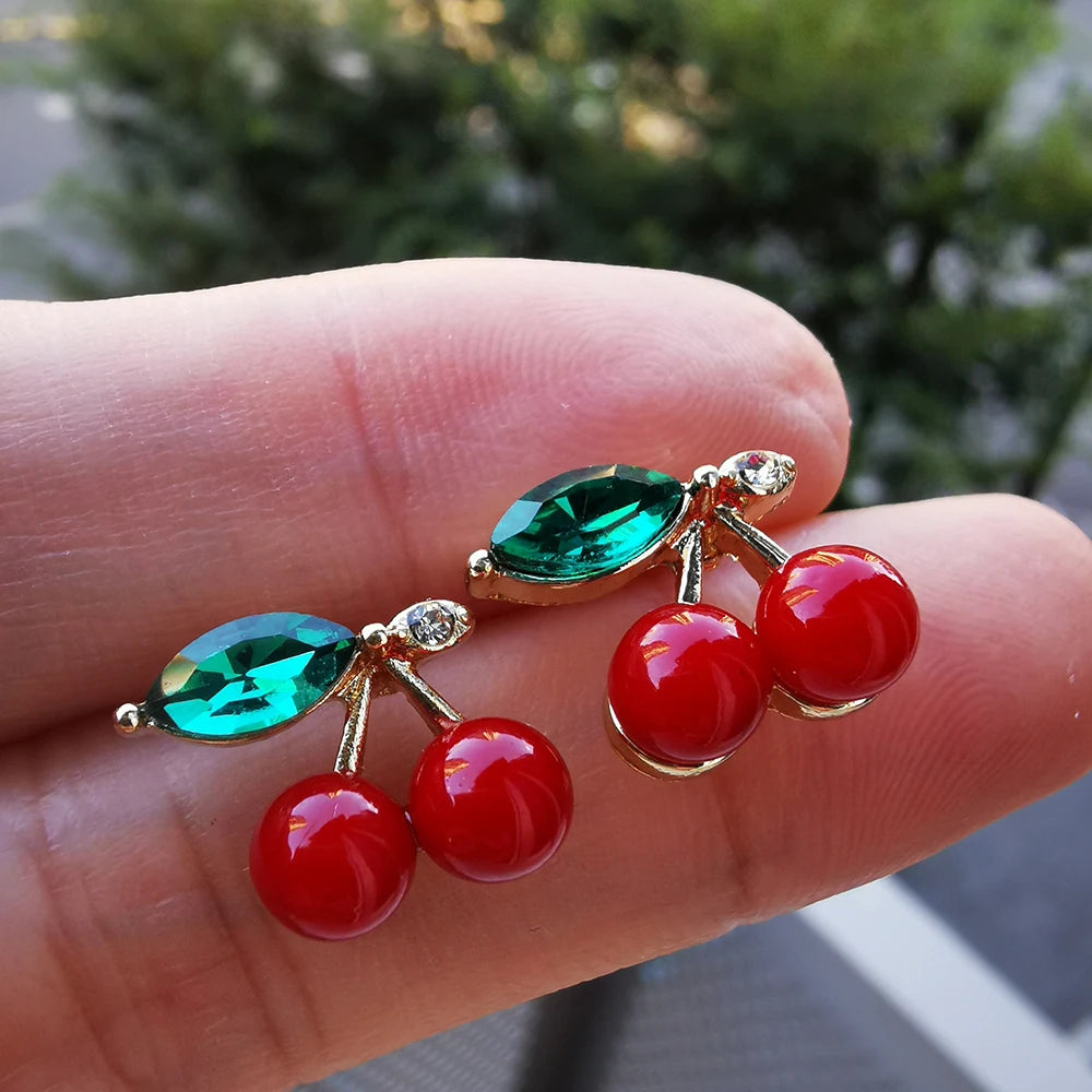 Dos pendientes colgantes de cereza frescos y lindos con joyería de cristal verde brillante añaden brillo deslumbrante a la diosa