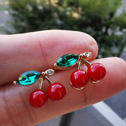 Dos pendientes colgantes de cereza frescos y lindos con joyería de cristal verde brillante añaden brillo deslumbrante a la diosa