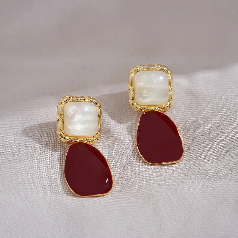 Pendientes franceses Retro elegantes con forma de gota de agua, color rojo vino, pendientes pequeños con cara para mujer, joyería de regalo de Navidad, colgantes al por mayor