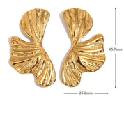 Elegantes pendientes de pétalos