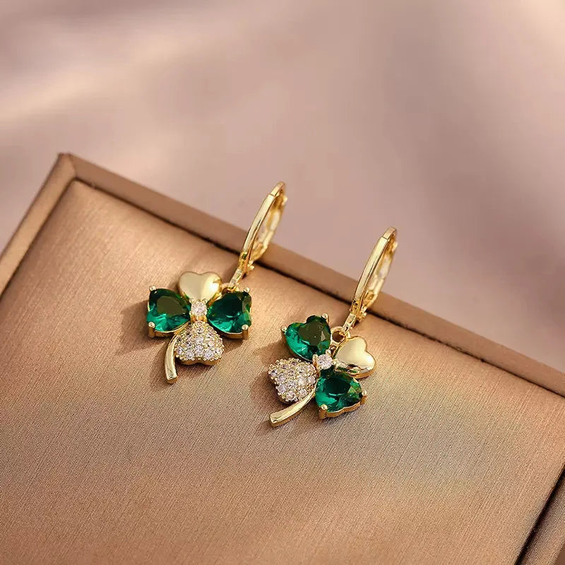 Pendientes colgantes de trébol ligeros de lujo para mujer, aretes elegantes de Metal de cristal de circón brillante, joyería fina de moda 2024