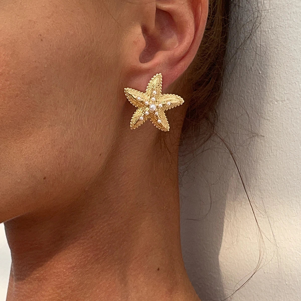 KunJoe, pendientes de tuerca de estrella de mar simulada de Color dorado a la moda para mujer, exquisito pendiente de estrella pequeña, joyería diaria de playa de verano