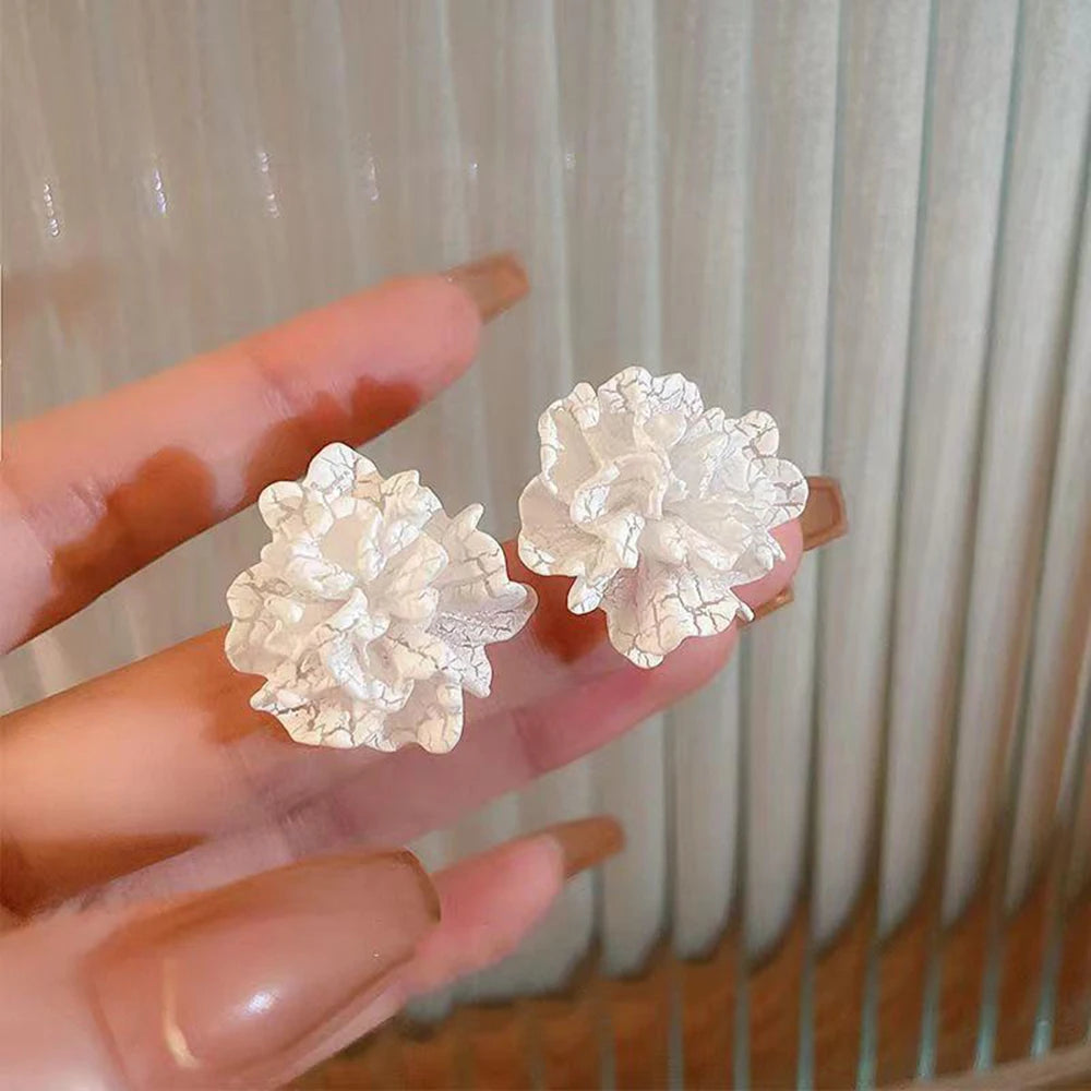 Pendientes de tuerca de flor blanca y roja para mujer, aretes grandes de pétalos plegables acrílicos a la moda, joyería dulce para fiesta de boda, regalo para niña