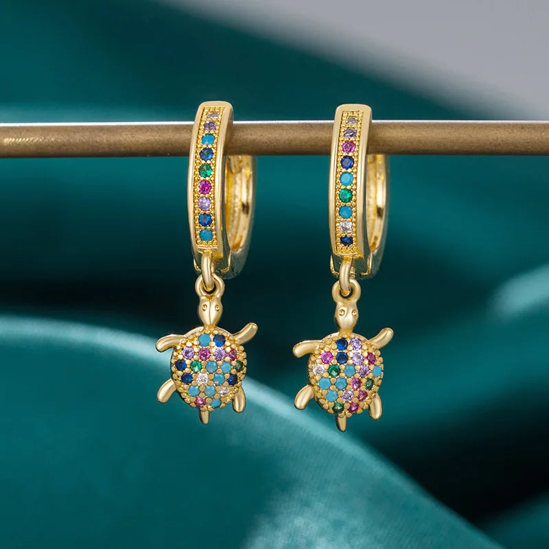 Pendiente de aro de tortuga pequeña para mujer, aretes de animales de circón Multicolor de cristal de arcoíris, joyería oceánica de Color dorado