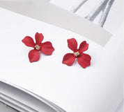 Pendientes de plata S925 con aguja para personas mayores, pétalos rojos, temperamento rojo, bonitos pendientes de flores pequeñas, joyería femenina, joyería de moda