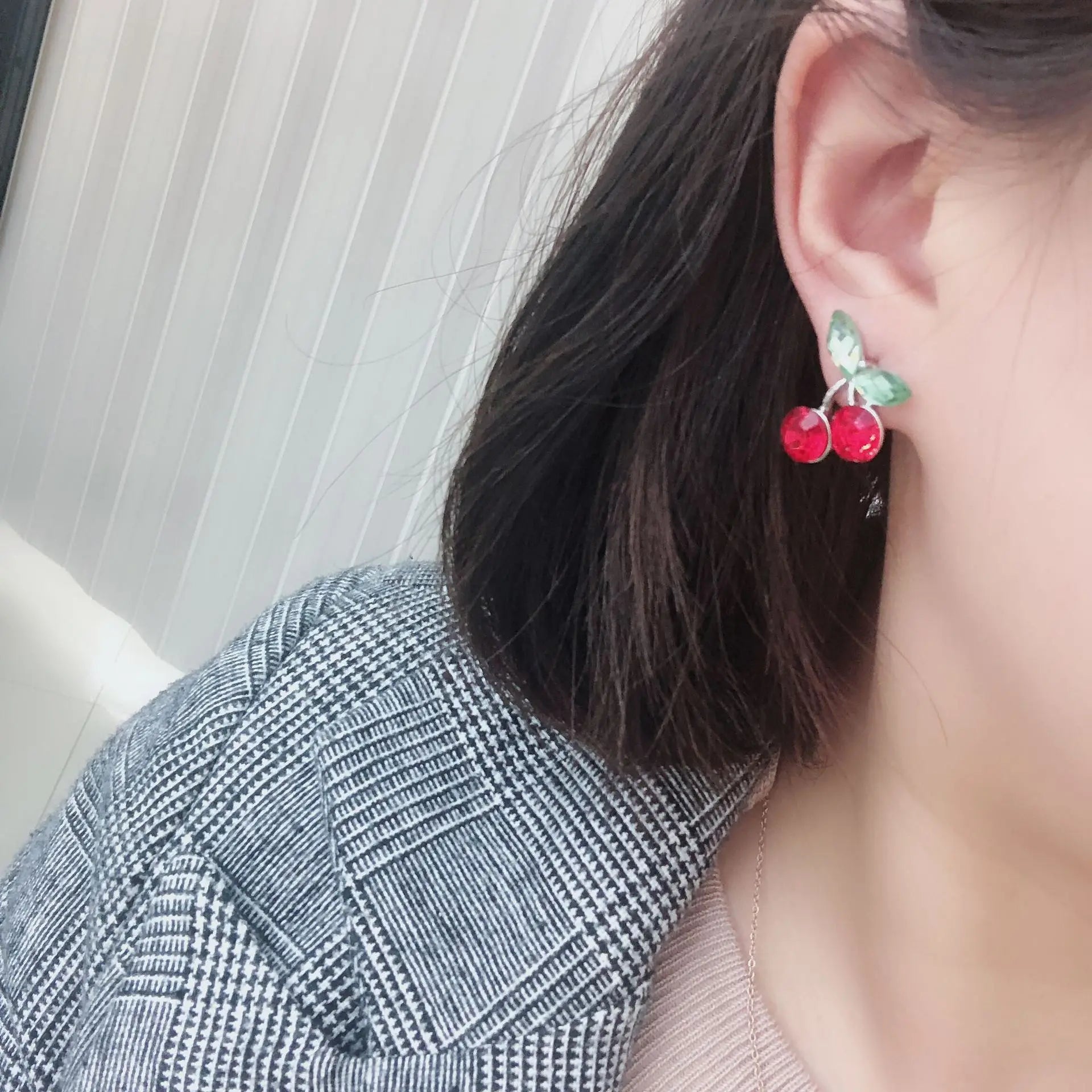 Pendientes de tuerca de cereza roja con diamantes de imitación para mujer, aretes pequeños y frescos, aretes de fruta dulce, temperamento, regalos de joyería de fiesta avanzados