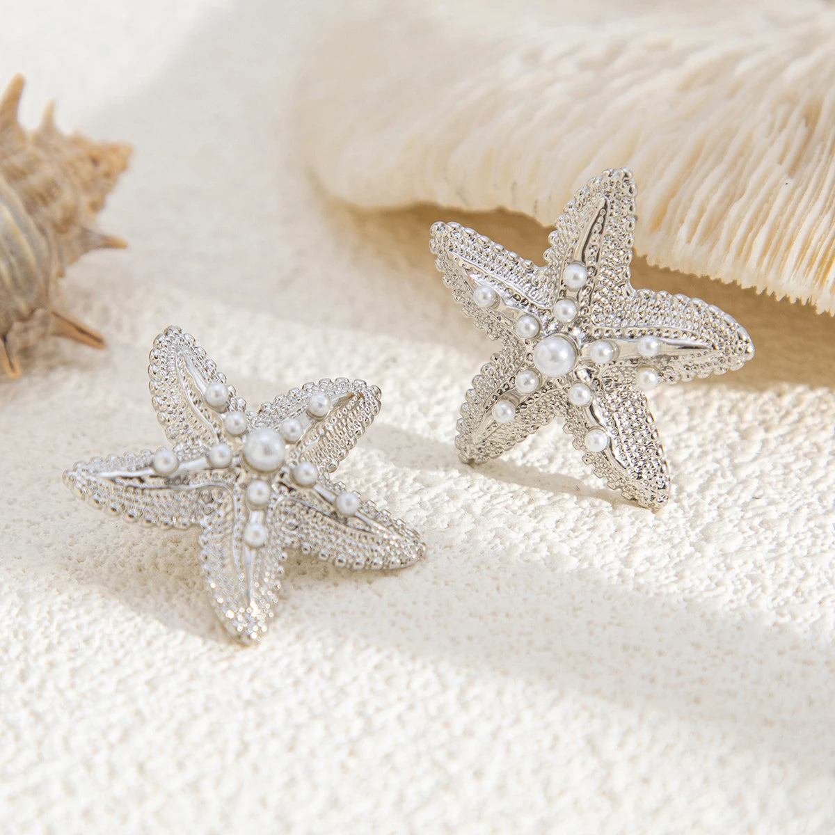 KunJoe, pendientes de tuerca de estrella de mar simulada de Color dorado a la moda para mujer, exquisito pendiente de estrella pequeña, joyería diaria de playa de verano
