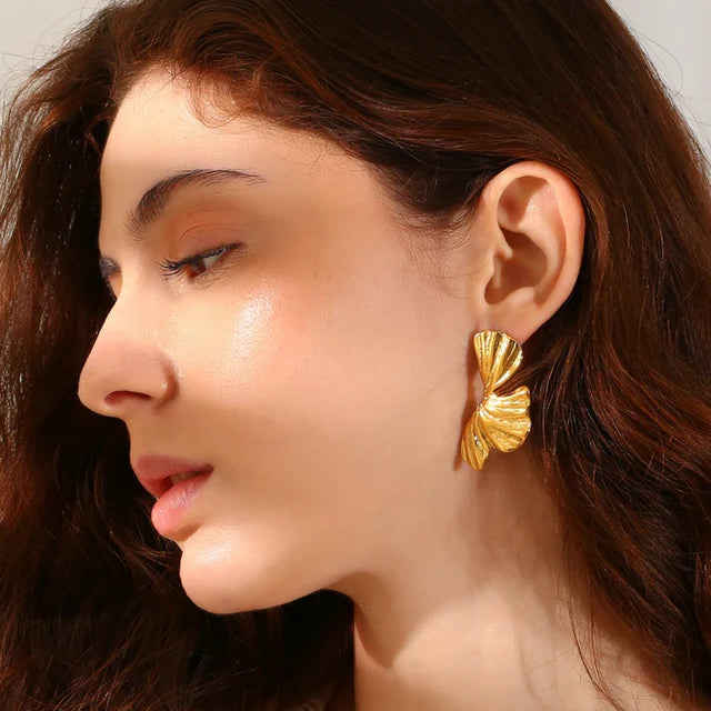 Elegantes pendientes de pétalos