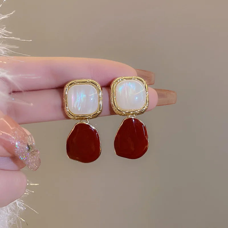 Pendientes franceses Retro elegantes con forma de gota de agua, color rojo vino, pendientes pequeños con cara para mujer, joyería de regalo de Navidad, colgantes al por mayor