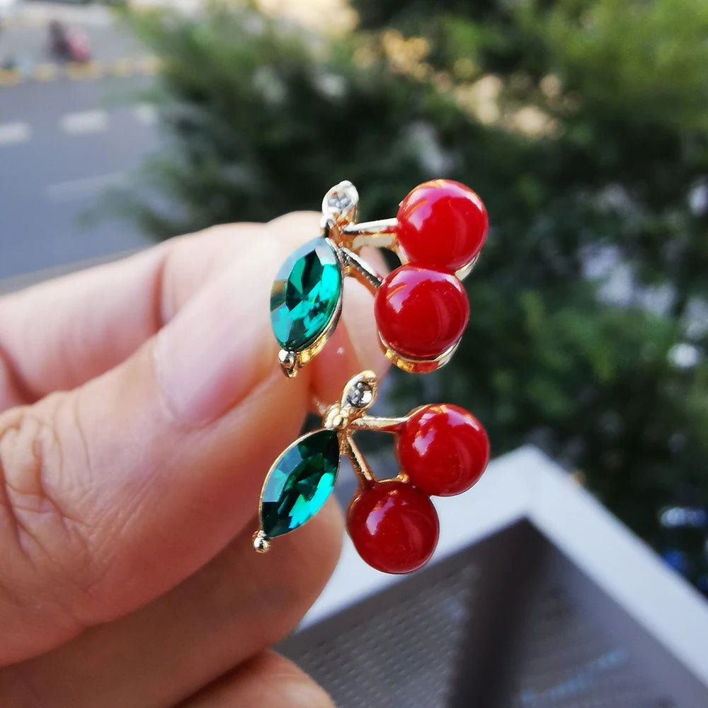 Dos pendientes colgantes de cereza frescos y lindos con joyería de cristal verde brillante añaden brillo deslumbrante a la diosa