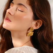 Elegantes pendientes de pétalos